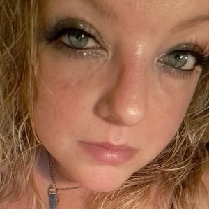 Meet your Posher, Eva